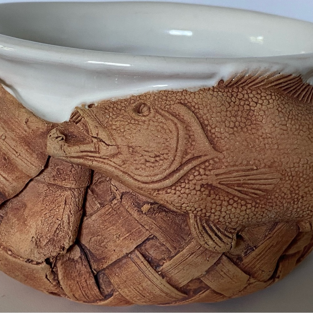 Charlestowne Porcelaine Art Pottery Bowl Leo and Karin Villarom Fish Theme White - Picture 6 of 15